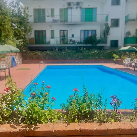 Large Family Appartament With Pool דירה סורנטו